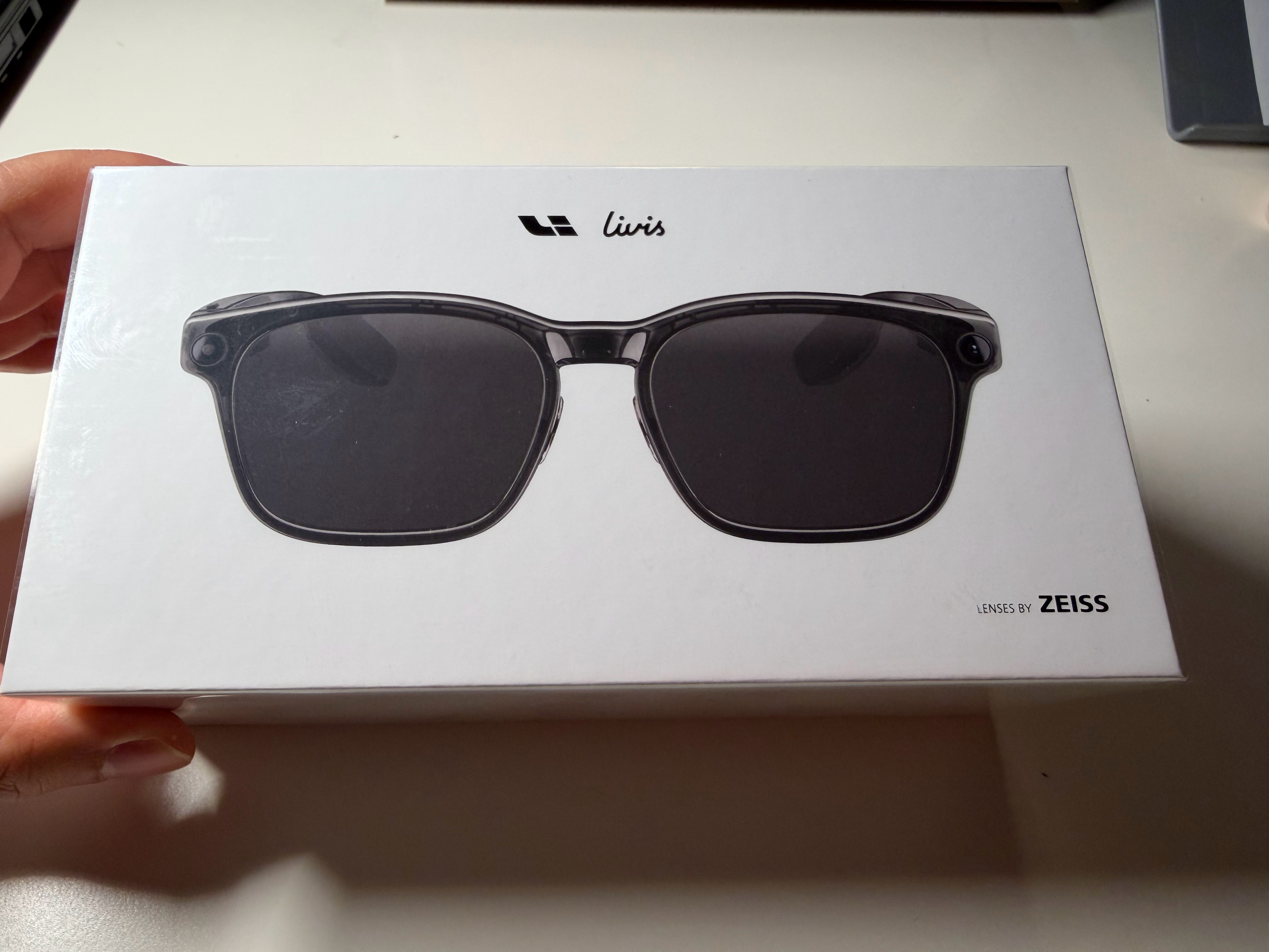 不出意外的话，我应该是全网最后一个收到livis的博主了吧眼镜的第一感觉：轻，大