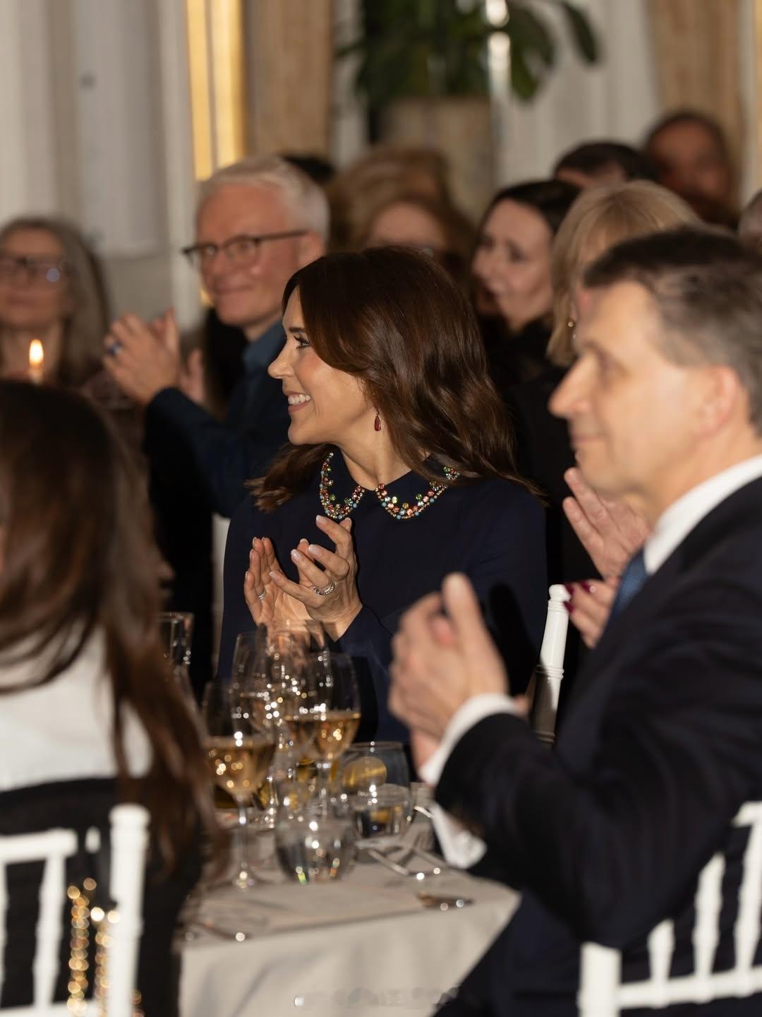 2.25 丹麦王后玛丽出席周年庆活动，裙子来自华伦天奴 