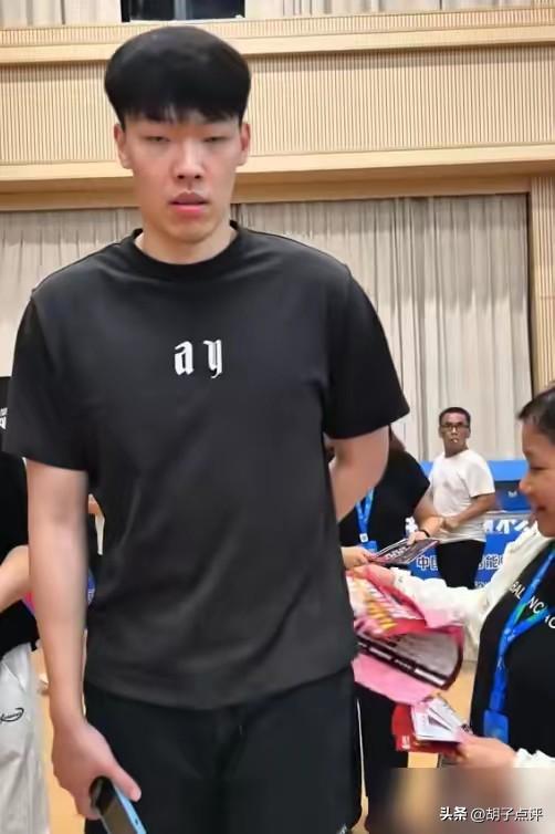 广东队提前解除与张昊的合同，腾出名额和薪资空间，专注培养锻炼新人！
张昊很年轻，