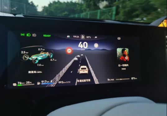 鸿蒙车机界面是真的不错，UI 设计和菜单层级分布也很合理，和手机一样的简便。而且