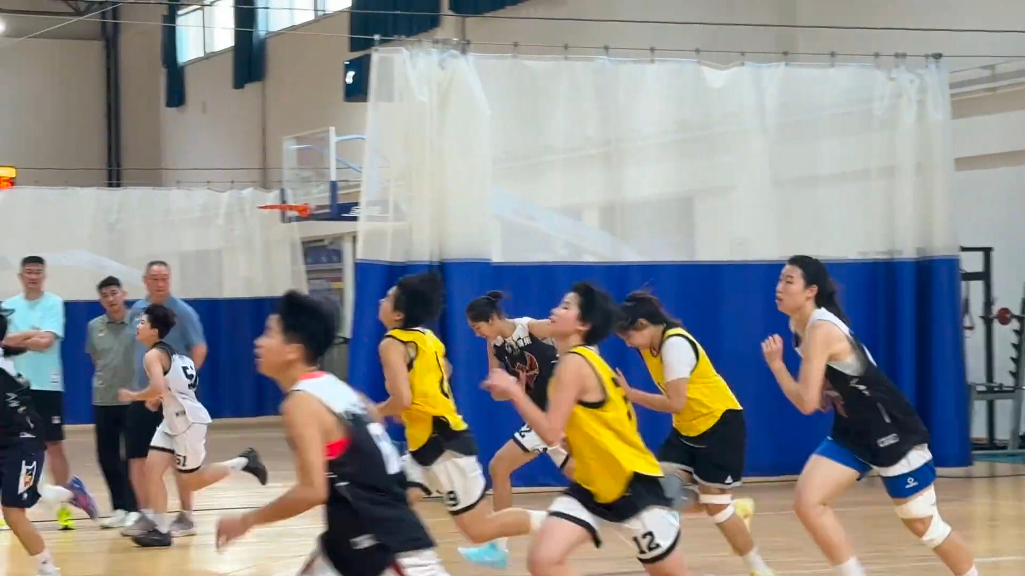 杜锋指导最新动态，亲临现场观摩和指导广东女篮青年队的日常训练，全国U21篮球女子