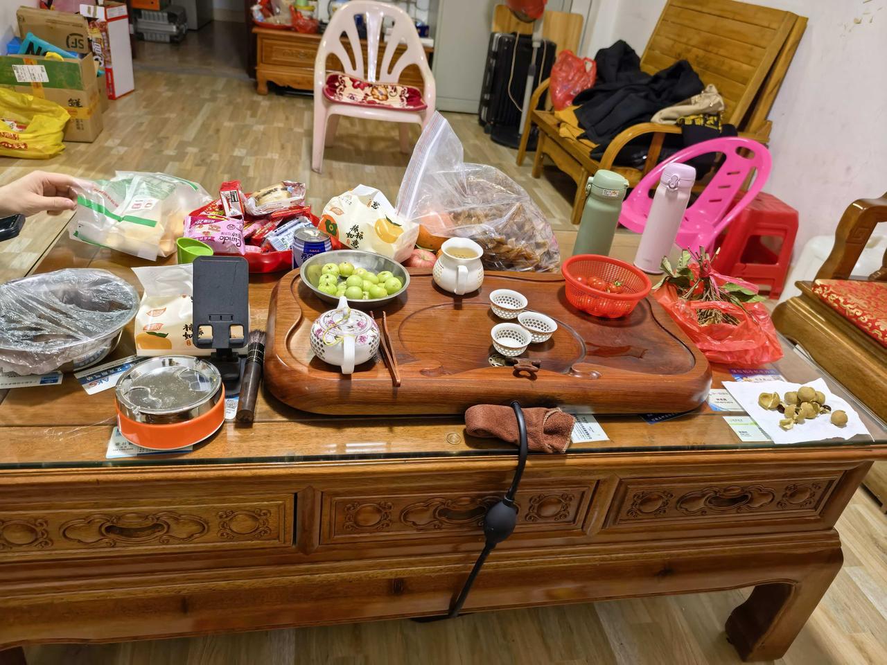 不喜欢，因为太累妈妈了。
亲戚来我家做客，我妈妈就得早上五六点半起床，
开始着手