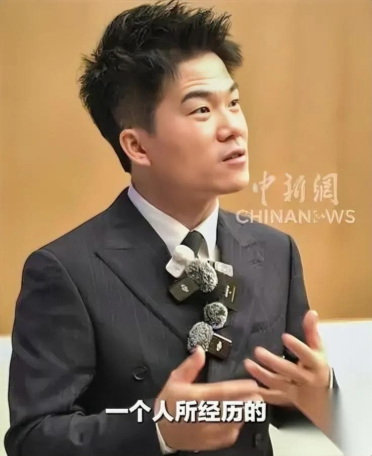 董宇辉乌镇开完会，给导游支了三招——

不是背得滚瓜烂熟的解说词，

是把历史熬
