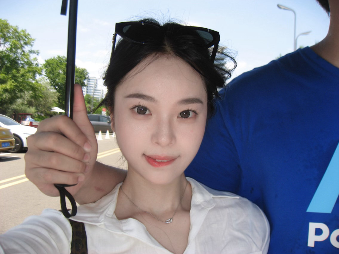 旁边还有保镖撑伞嗖 