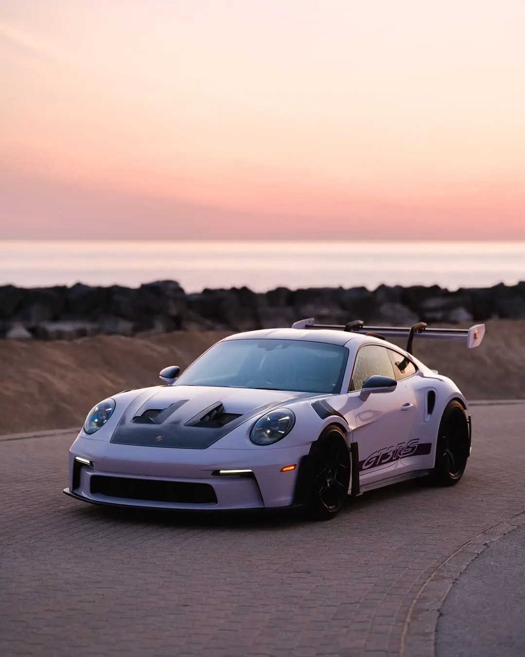 薰衣草紫色的保时捷911 GT3RS Moongem 选了超过100...