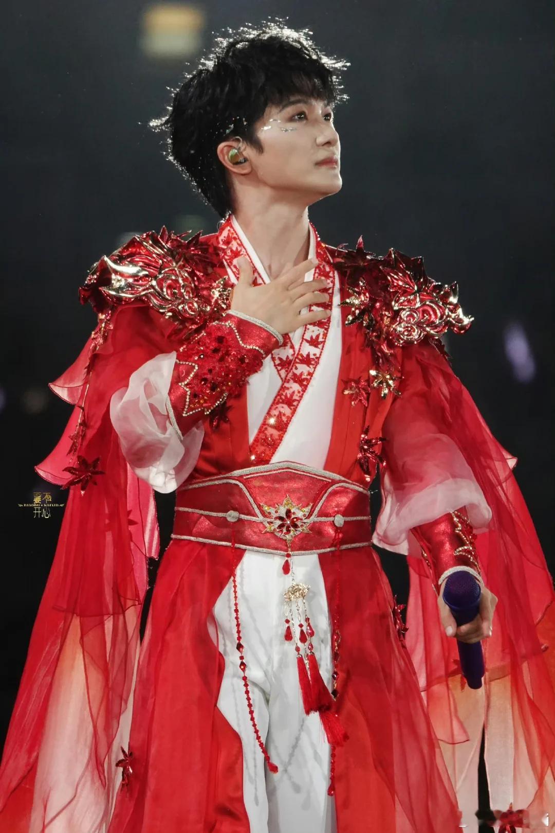 听完周深好汉歌能倒拔垂杨柳  济南演唱会最上头当然是，周深唱《好汉歌》➕全场大合
