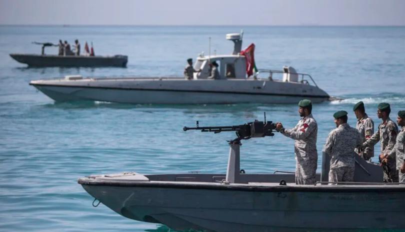 伊朗革命卫队海军近期扣下两艘外籍货轮，背后门道不简单。
 
这两艘被扣船只各有各