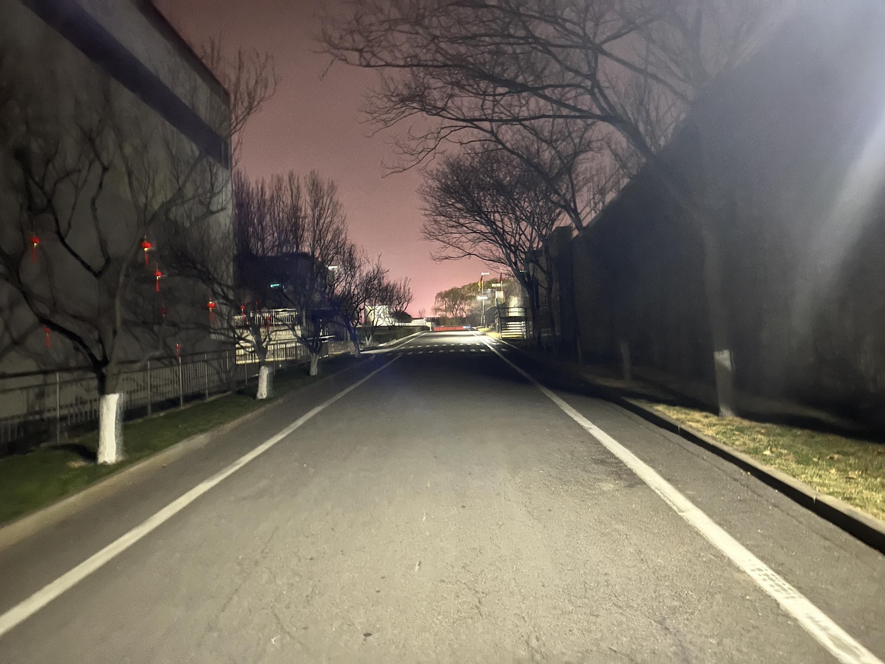 19:15，下班下班。  今晚找个地方快乐一下。