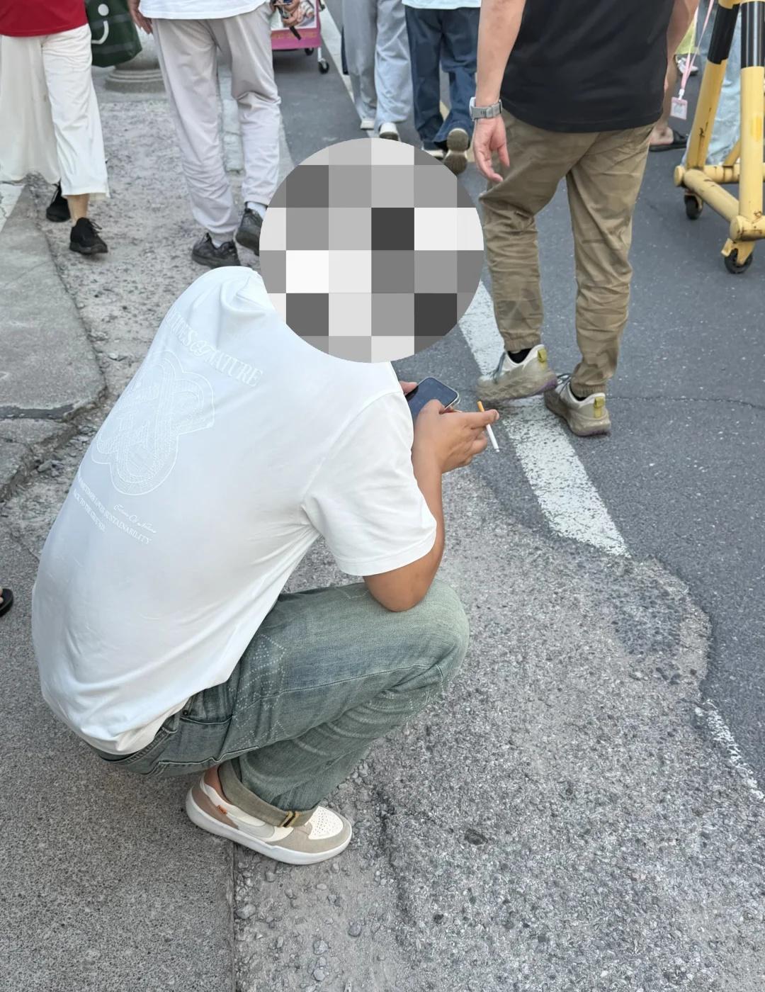讨厌这种幼儿园门口抽烟的，就接娃的这几分钟不能忍一下吗？被迫让周围的家长和小朋友
