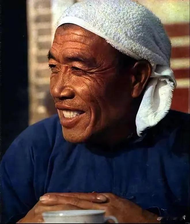 他是70年代的中国副总理，他更是一个地地道道的农民，他没有城市户口，他不拿国家薪