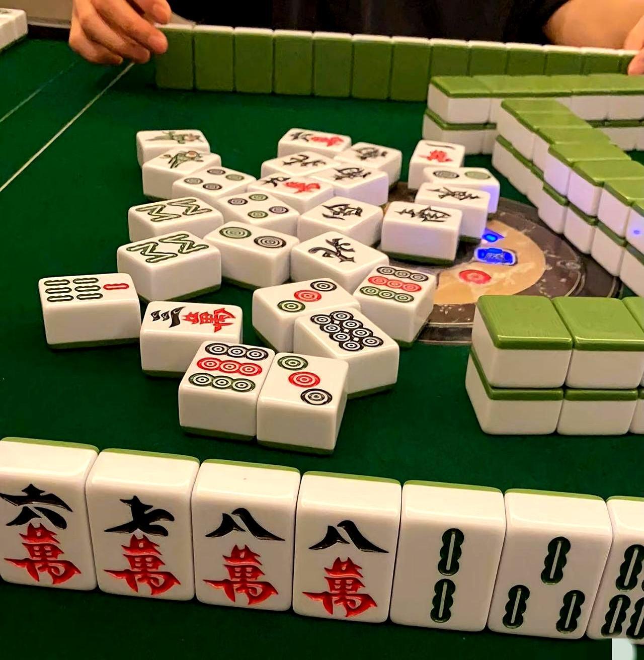 王大哥一把摔了牌，指着李大叔吼：“你坐这儿，我连输三千！”
 
李大叔手都没碰过