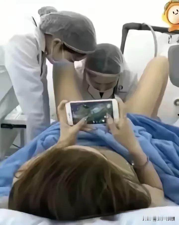 妈妈你为什么老关着我，我想出来。
宝贝，你想出来就出来呗。
妈妈你的门还在关着呢