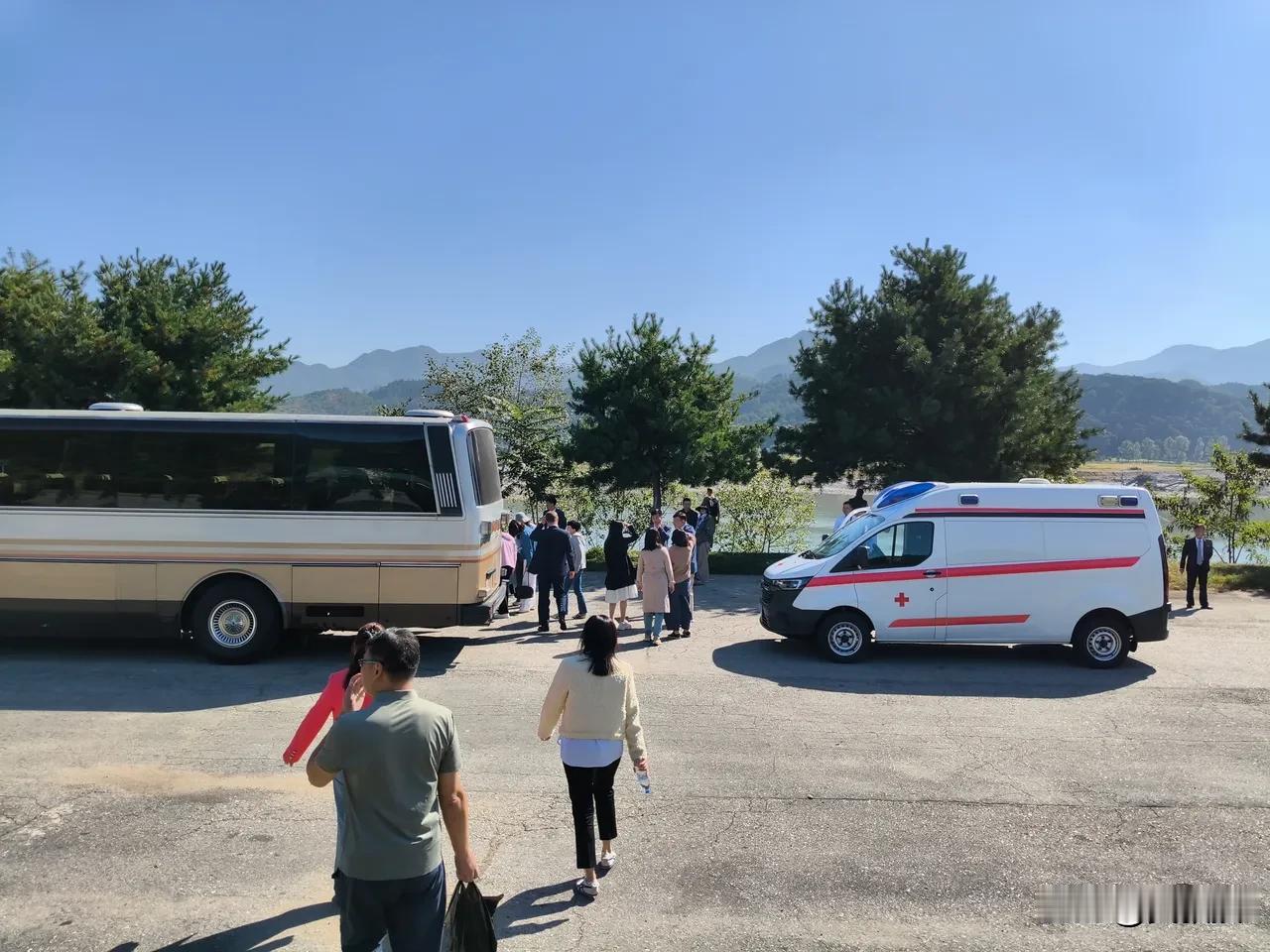 朝鲜这次是给了我们国宾待遇，前面开道，后面救护车压阵[震惊]
这次从平壤去妙香山