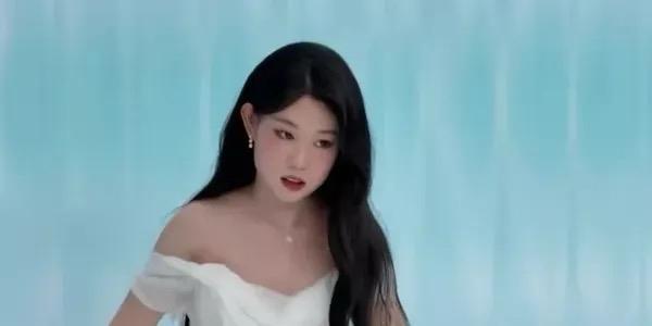 在2025年ELLE风尚大典的璀璨红毯上，众多明星争奇斗艳，而19岁的沈佳润以一