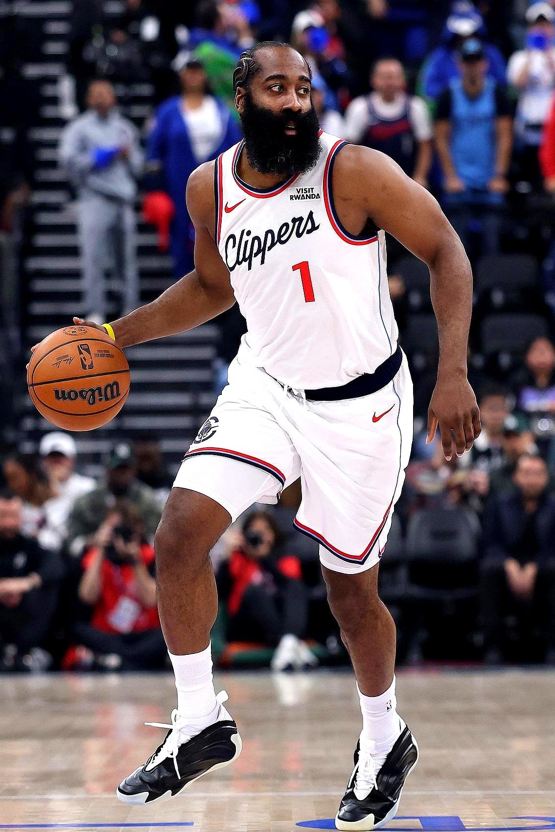 快船这波调整，球迷都盯紧了！之前哈登球总攥手里，队友像傀儡，进攻单一到对手闭着眼