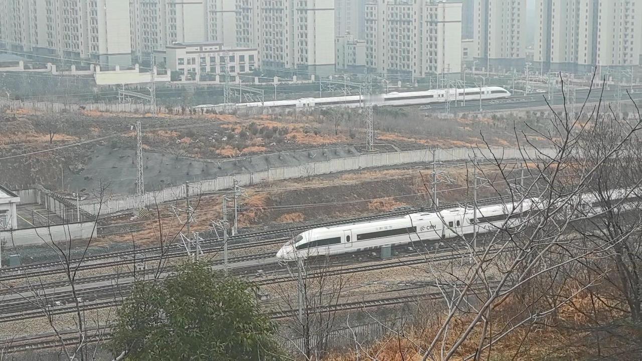 在徐州凤凰山偶遇了超罕见的画面
两辆重联和谐号隔路相望、擦肩而过，这样的同框场景