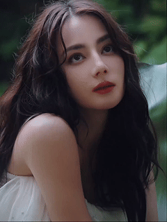 热巴VOGUE封面色迪奥380 谁懂！每次看热巴的杂志封面都会被她的时尚消化力折