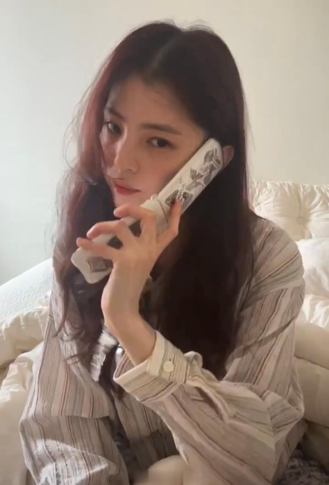 刷到韩素希淘了个翻盖手机用。
虽然现在竖向折叠屏产品已经非常多，但像ccd就在小