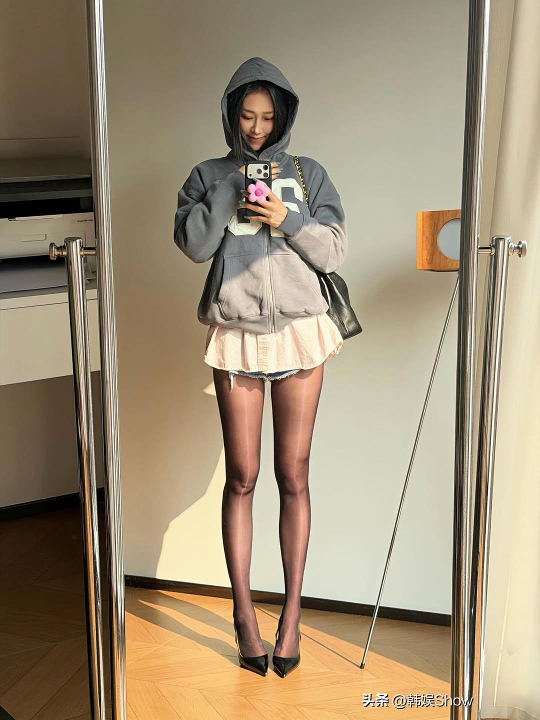 灰色卫衣+粉色短裙，搭配黑色丝袜和尖头鞋，简约又时尚！👗👠大长腿