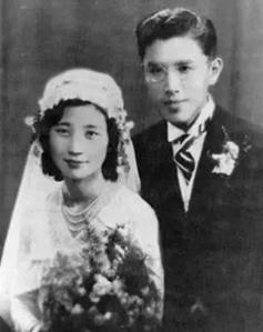 1929年，27岁清华教授周培源被催婚。朋友拿出一沓照片让他选女友。他漫不经心随