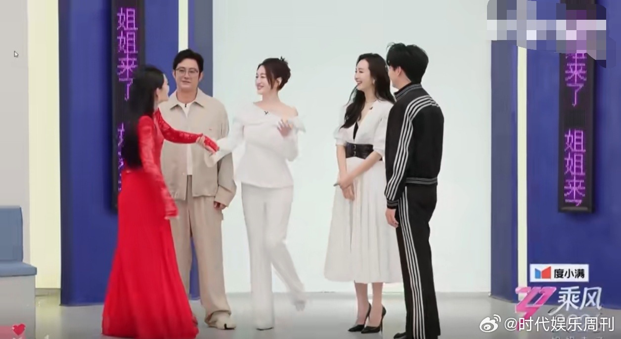 谢娜迎接老友李小冉，互怼式闺蜜互动笑翻全场。今晚19:00初见面直播，锁定芒果T