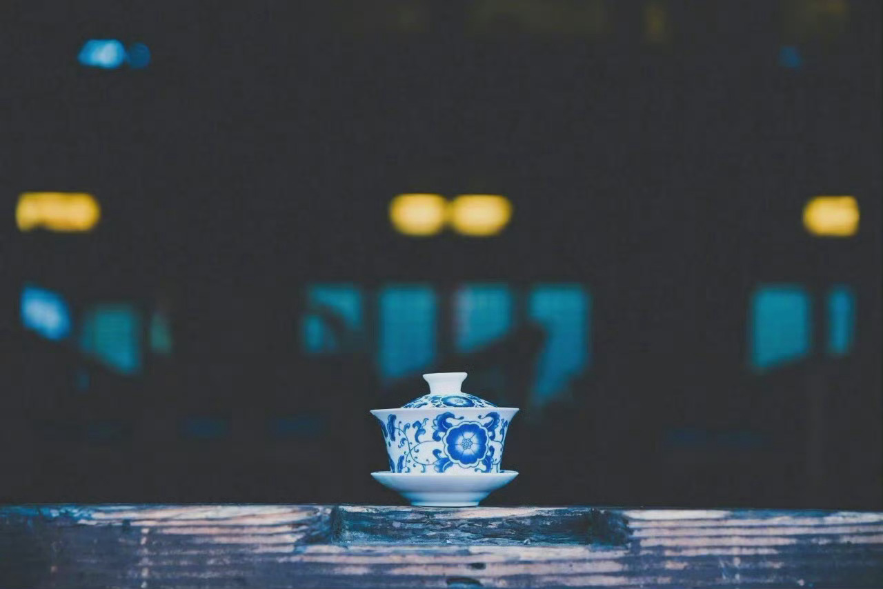 不必讨好世界，不必迎合众人，取悦自己，才是终身浪漫的开始。—— 白鹿书屋 