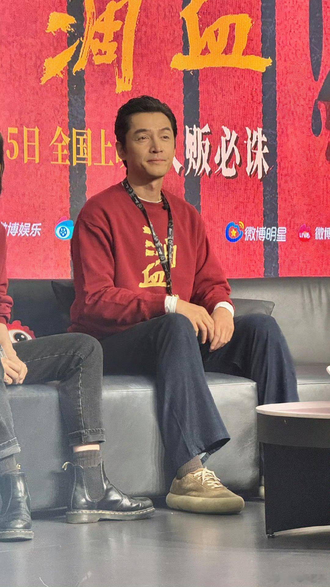 胡歌宣传《三滴血》的名场面太圈粉！cos驯鹿又学跳舞反差感拉满，和片中冰原狠角色