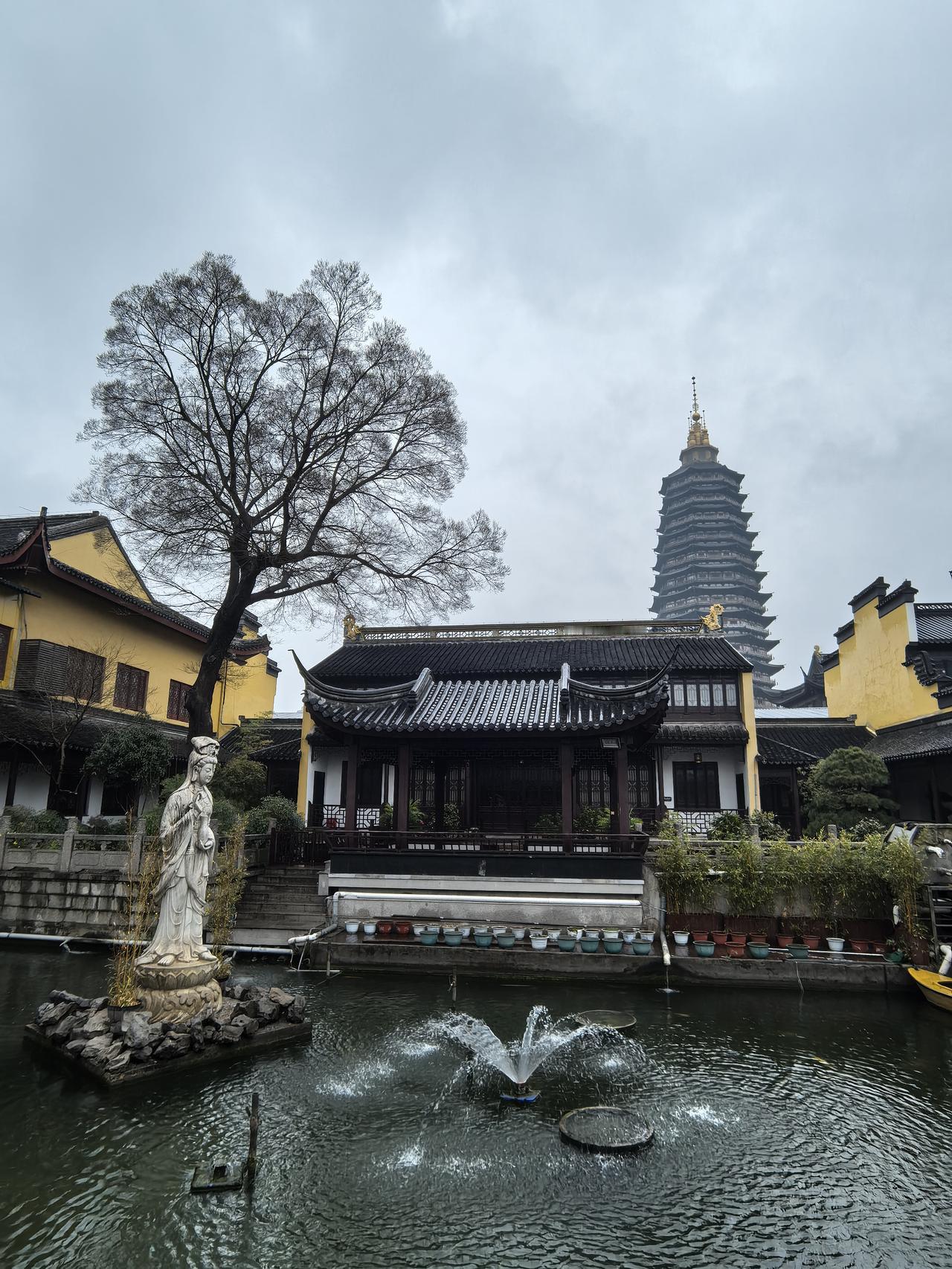 第一次来常州，听说常州有一座始建于唐朝的天宁寺，为禅宗四大丛林之一，誉称东南第一