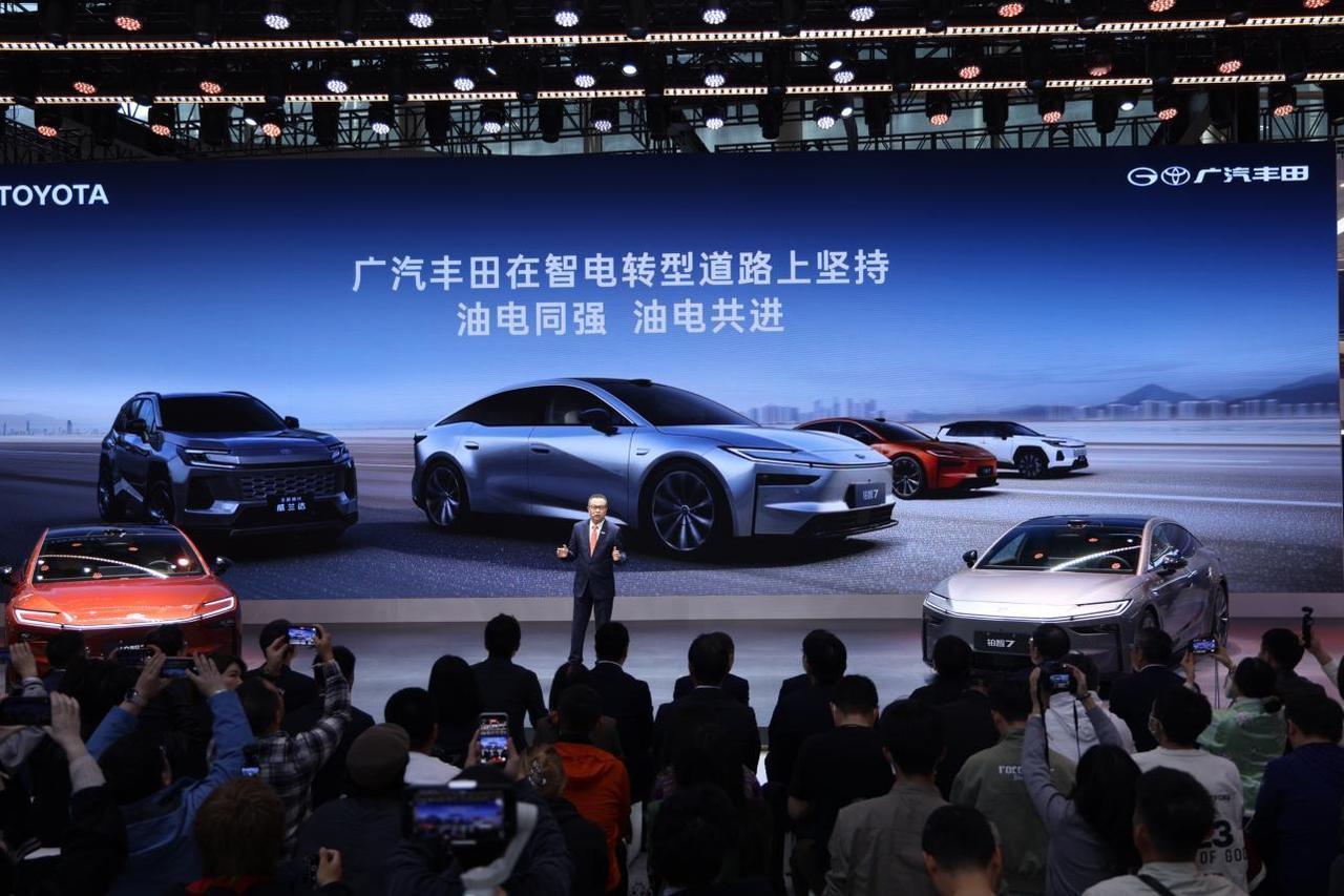 广汽丰田在2025广州车展上搞了两件事，挺有意思。
一个是全新威兰达，虽然是燃油