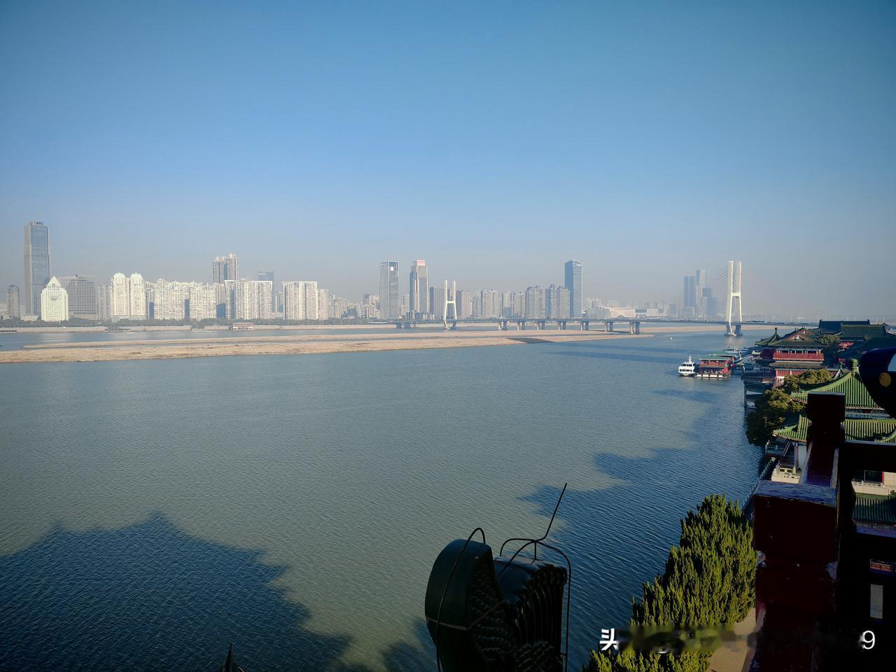 其实在一个小县城混，生活还是蛮滋润的！不信，你看：
我一兄弟，从部队转业回来后，