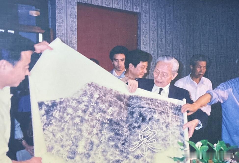 1990年9月29日，赵朴初回到故里太湖，受到太湖县人民的热烈欢迎。赵朴初郑重地