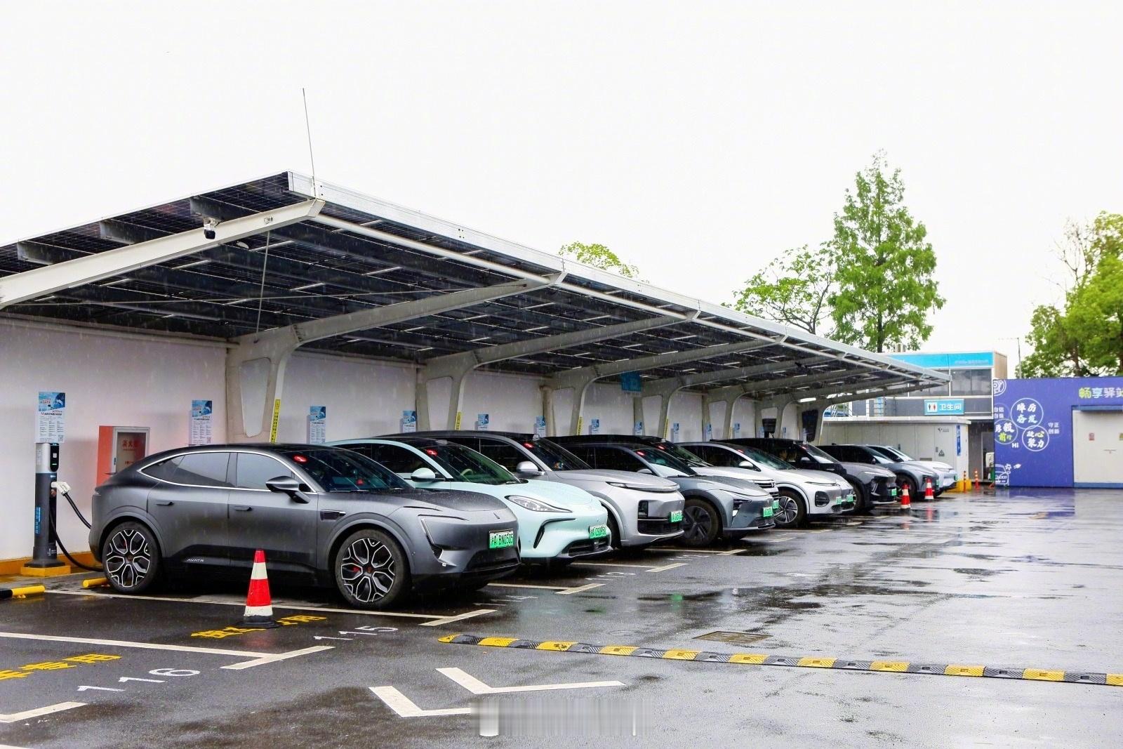 #极越拿下智驾大赛三连冠# 现在的智驾要么是激光雷达加视觉融合，要么就是纯视觉解