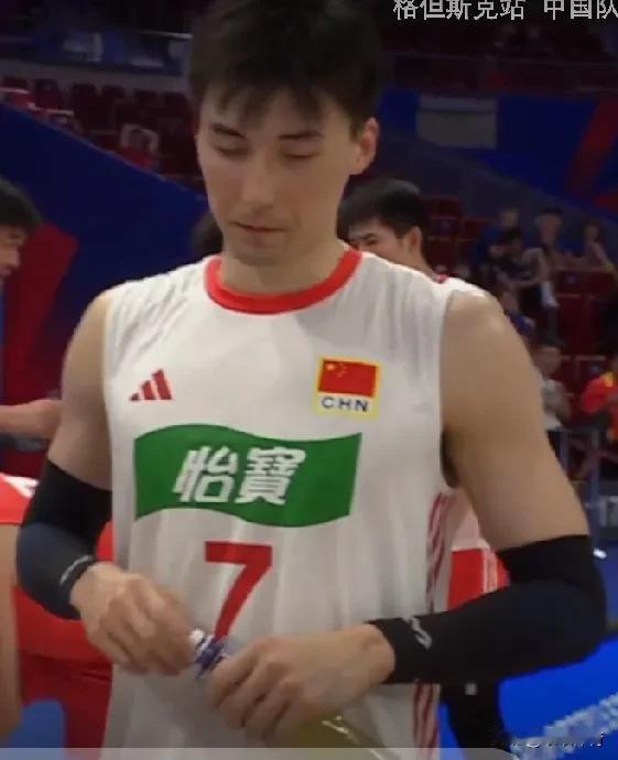 【于垚辰的发挥确实太差了】
中国男排战伊朗三局告负，首发二传于垚辰的发挥确实太差