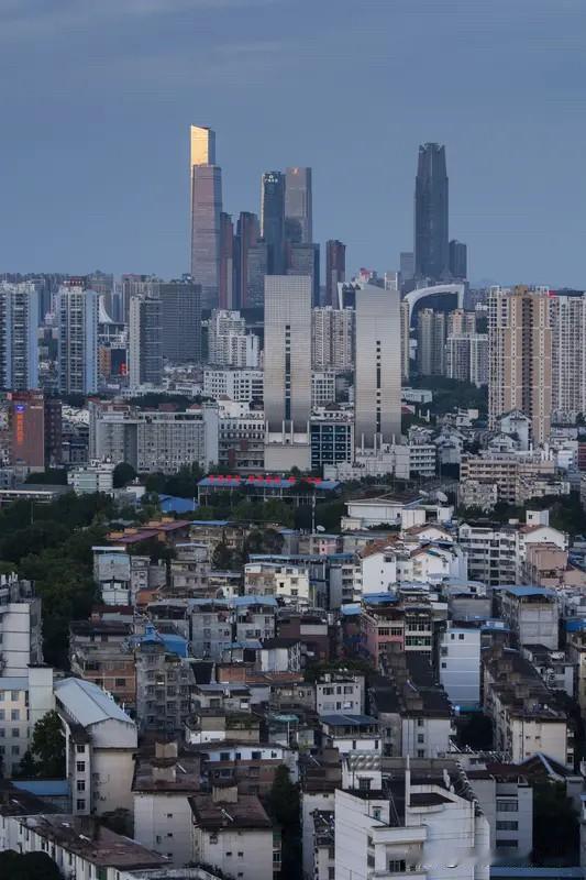 南宁楼市的房价降幅没有其他的城市那么大。
南宁楼市的东盟商务区板块房价从1.8万