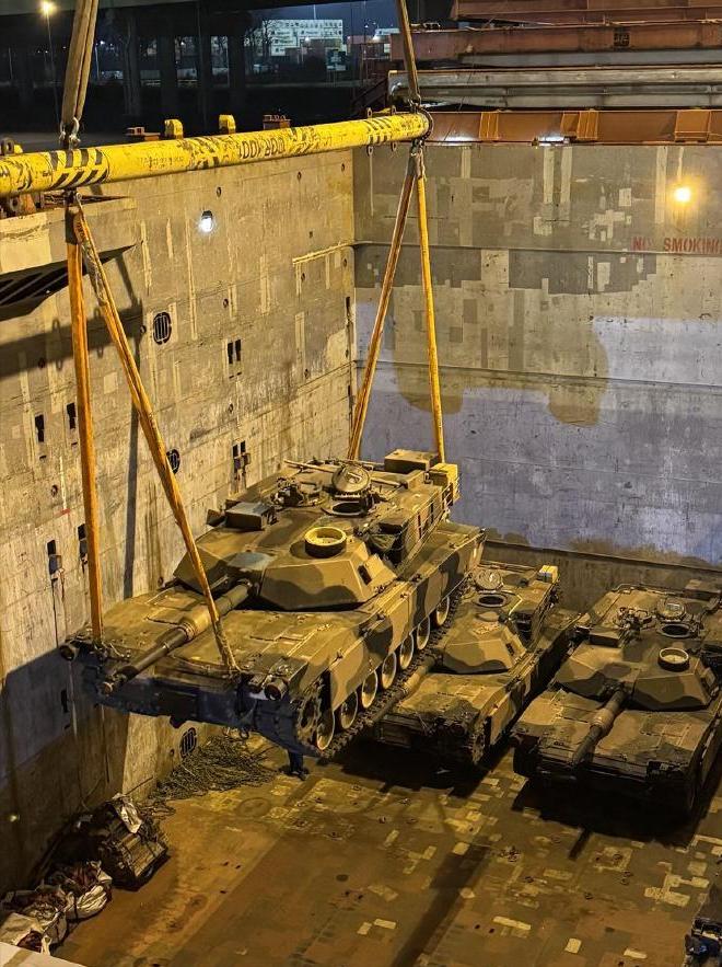 12月19日，澳大利亚宣布，援助乌克兰的最后12辆M1A1艾布拉姆斯坦克已完成向