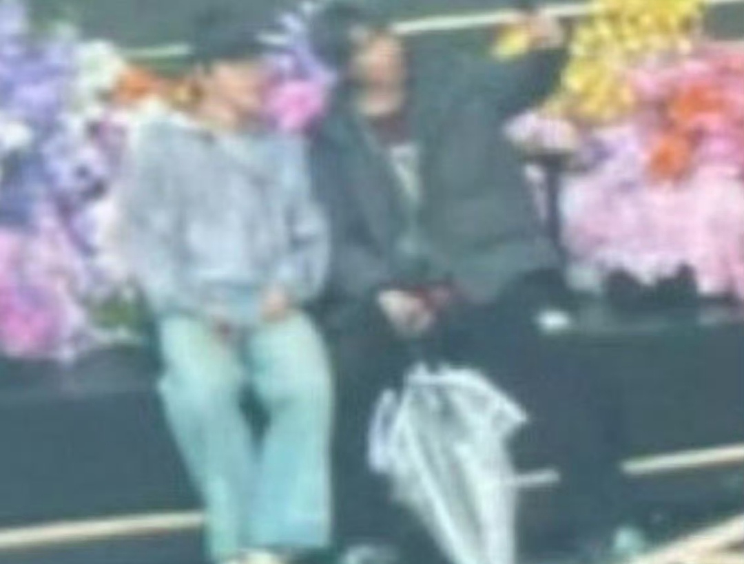 时代少年团成员宋亚轩、刘耀文于排练场外的花台边留下自拍瞬间。这轻松一刻，折射出年