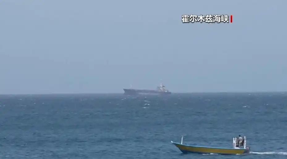 5月2日，伊朗伊斯兰议会副议长阿里·尼克扎德站在霍尔木兹海峡沿岸接受采访，语气坚