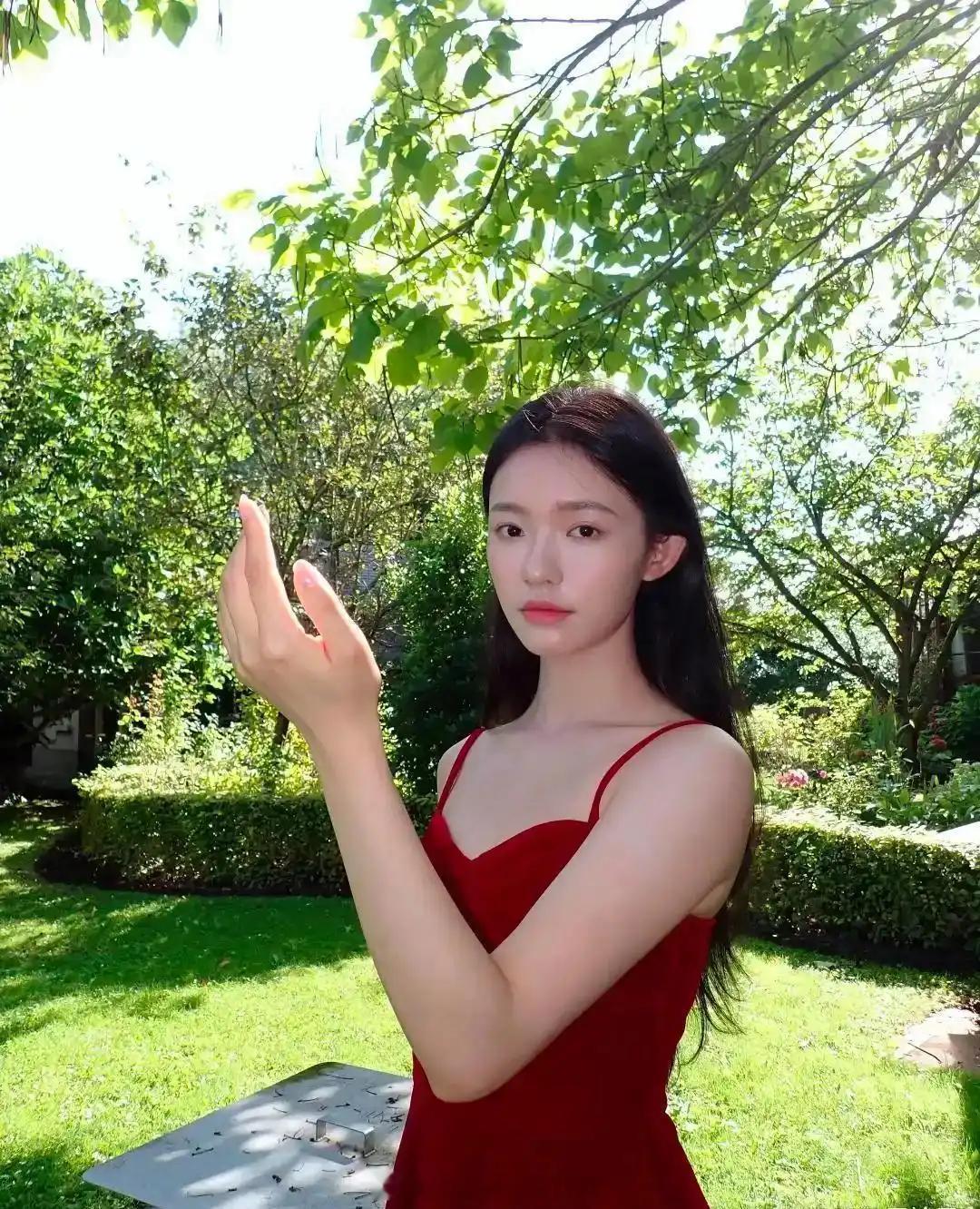 林允 户外光脚丫写真，脚丫子好白啊 ​​​