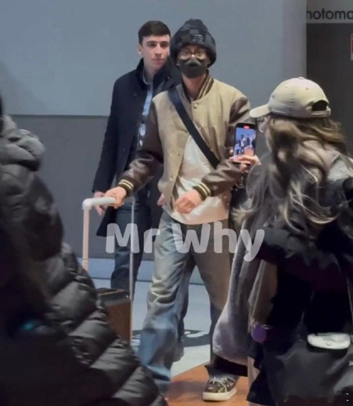 巴黎粉丝接机王鹤棣 看这边！王鹤棣帅气现身巴黎机场，粉丝们已经迫不及待啦 