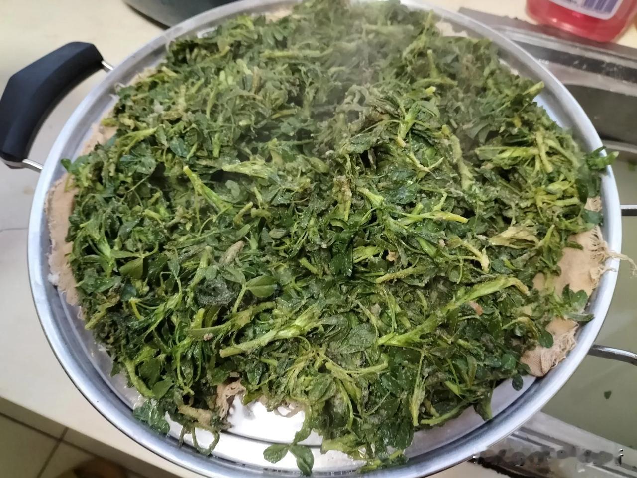 蒸拿够，春天里第一道美食。
面条菜撒上点干面子，上锅蒸，蒸好，沾蒜泥。
既能当饭