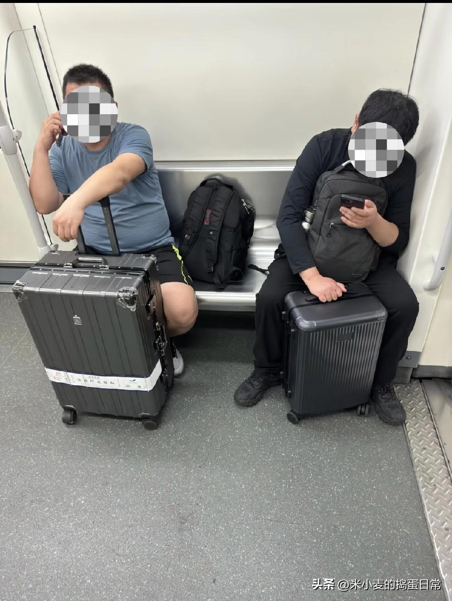 地铁里的背包，藏着最扎心的“公共素质”
 
坐地铁时撞见这一幕，心里真不是滋味。