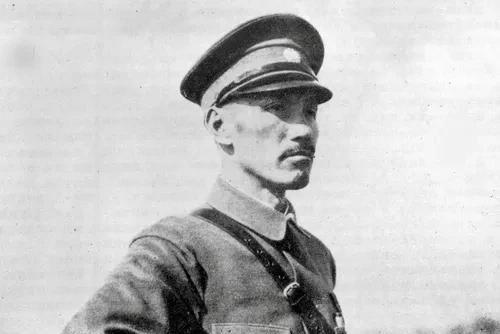 1932年，夏斗寅当上湖北省主席后，与驻鄂绥靖公署主任何成浚的矛盾日益激化，闹得