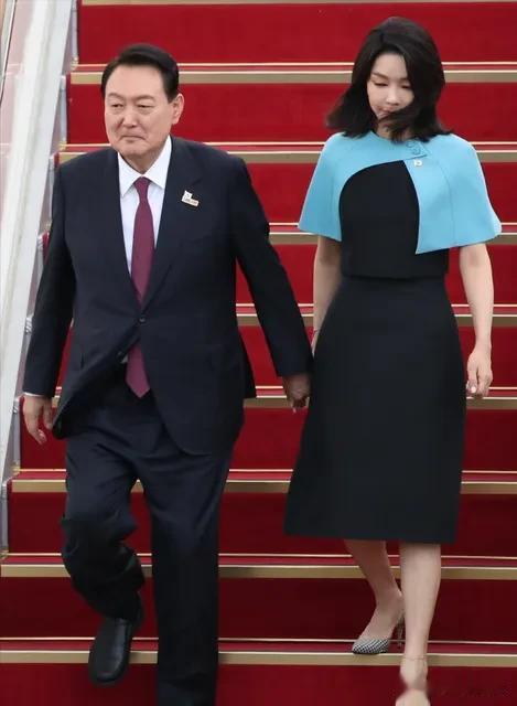 公说公有理，婆说婆有理。 这里面说到底还是个利益之争，养狗农户们和动物保护团队对