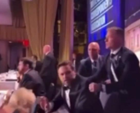 白宫晚宴枪响之后，副总统万斯居然先跑了，关键时刻也不招呼特朗普一声。视频显示，安