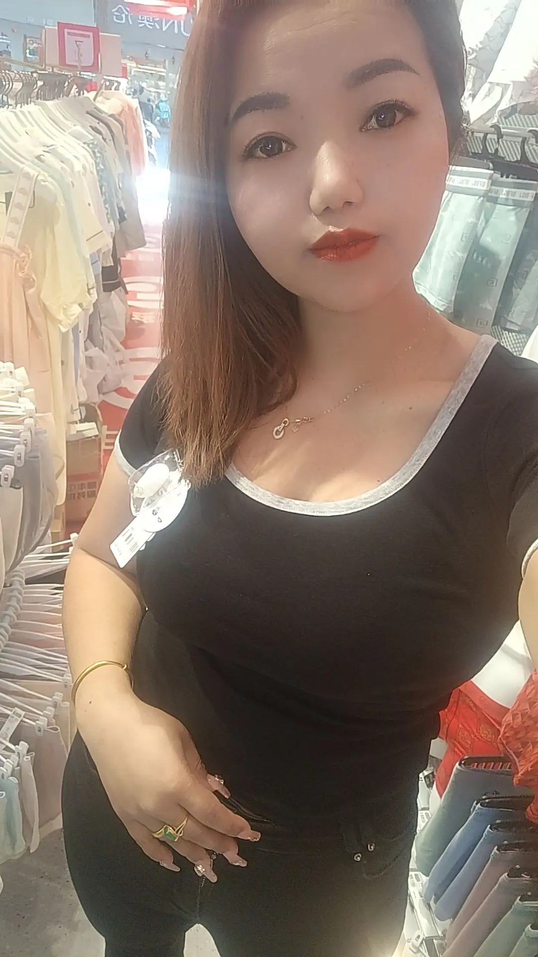 老娘从不担心哪个男的辜负我，我只会担心我会不会背叛他😎