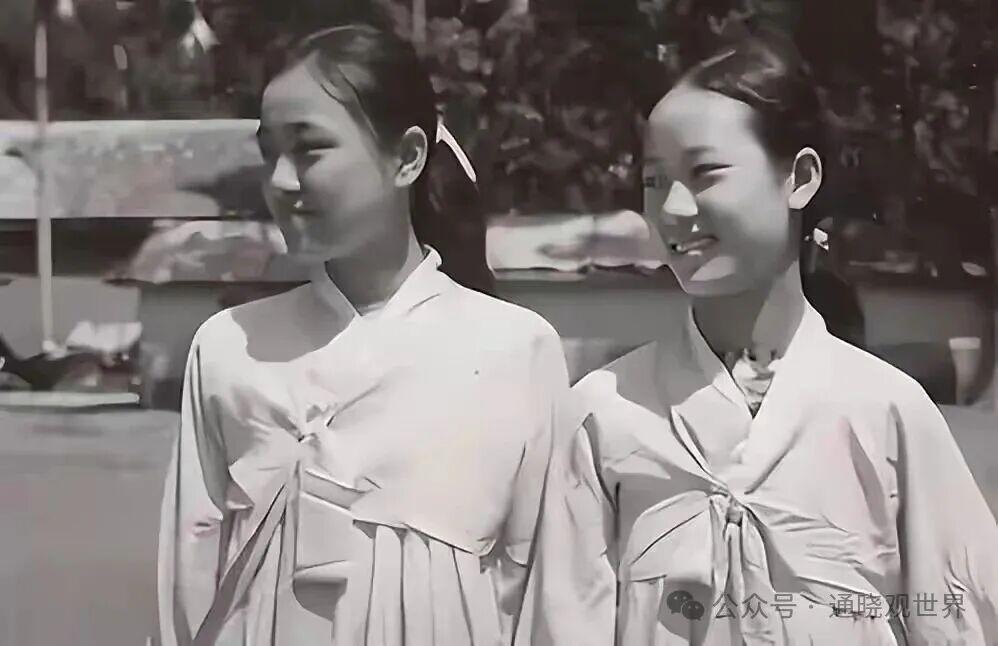 朝鲜停战那年，中朝两军下了一道共同命令：不许谈恋爱。
战后朝鲜有些地区，适婚男女