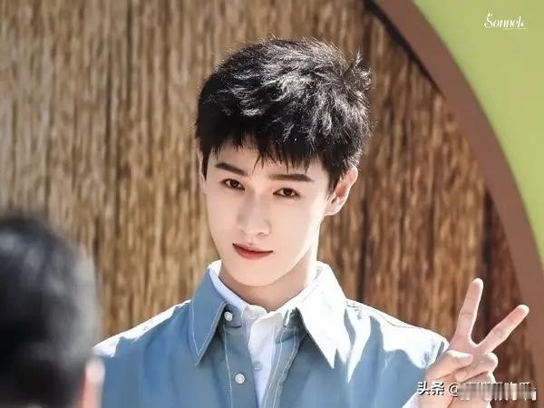李昀锐心里也明白，跟对方捆绑得太深并不是好事。说到底，还是因为自己不够红，不够顶