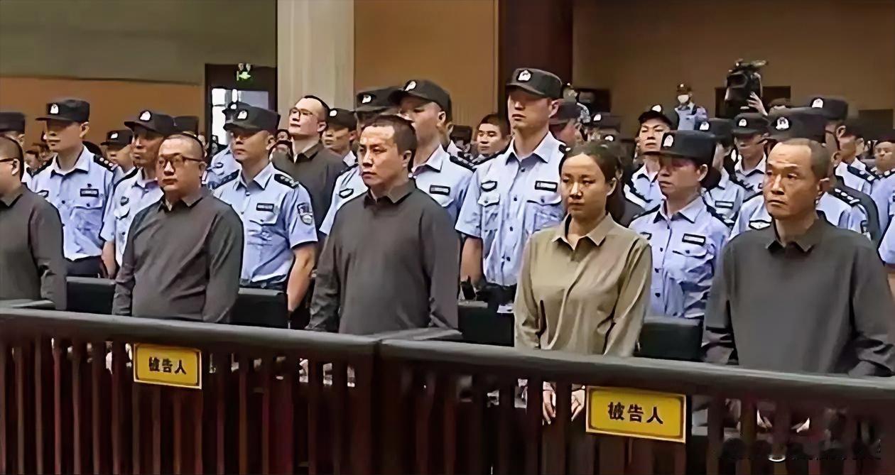 我奶奶看了明真真的面相，说了16点，真准

1. 眼神阴鸷：庭审时其眼神透出与年
