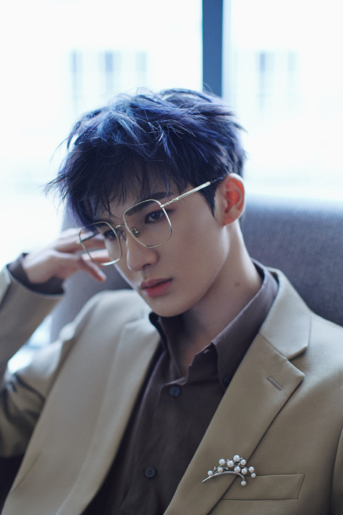 #朱正廷美拉德配色西装# 那套美拉德配色西装穿在朱正廷身上，瞬间让他成为了魅力的