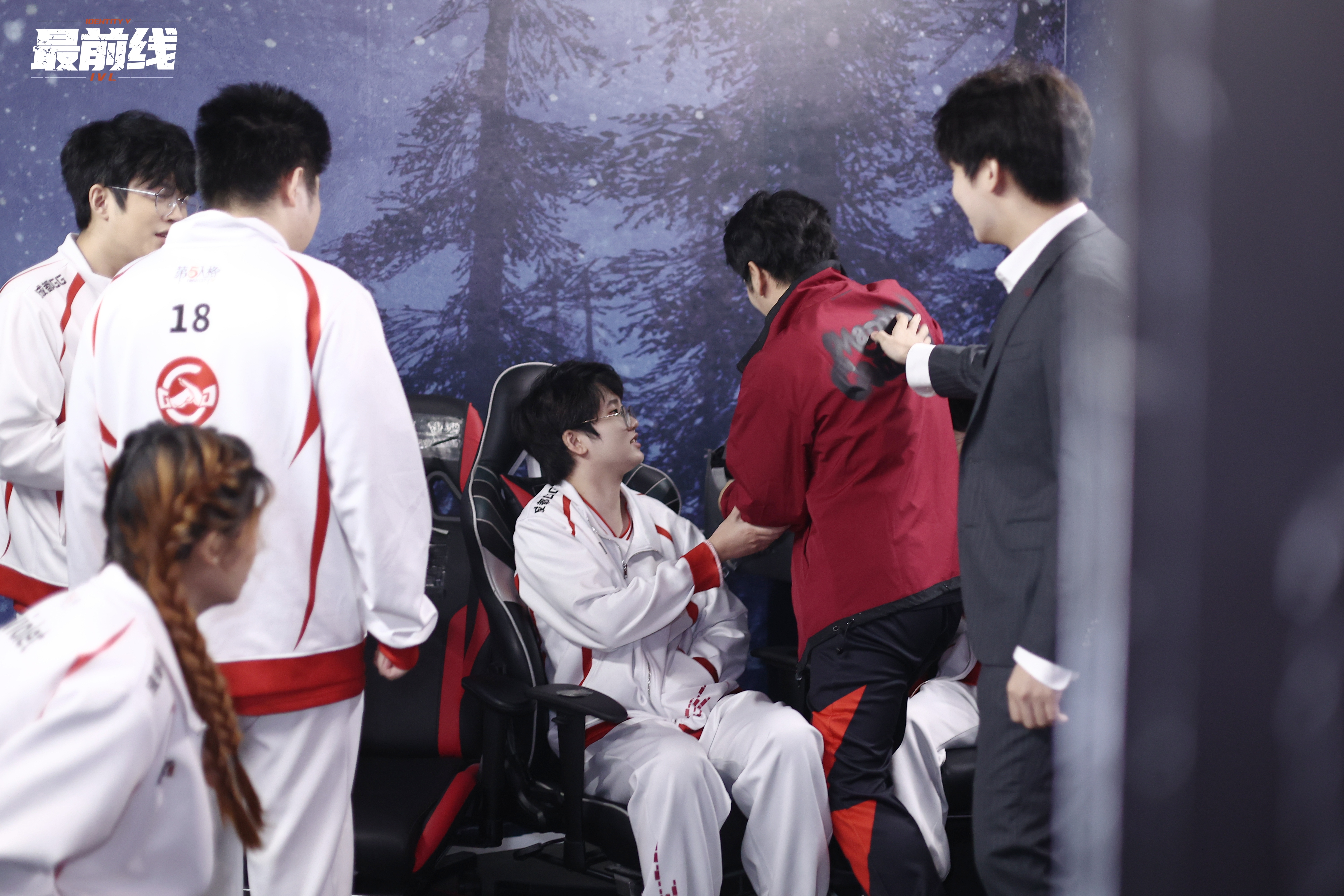 第五人格赛事[超话]  漏了东西回备战间拿的叉一恩被一把抓住👇小马：“森哥别走